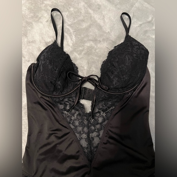 Garage Lace Bodysuit - Picture 2 of 3